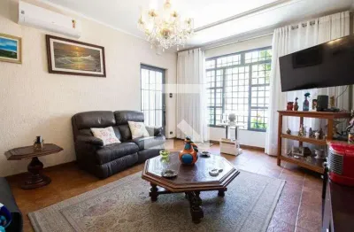 Casa com 4 quartos para alugar na Rua Professor Camilo Bergenson, Cambuci, São Paulo