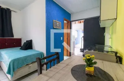 Casa com 1 quarto para alugar na Rua Theodoro Martins, Uberaba, Curitiba