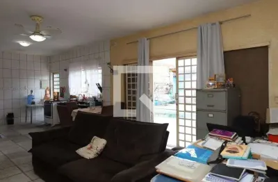 Casa com 4 quartos para alugar na Rua Irará, Itaquera, São Paulo