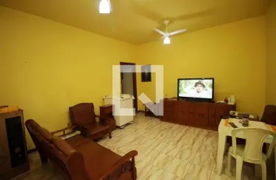 Casa com 2 quartos para alugar na Rua Coronel Garcia Pacheco, Irajá, Rio de Janeiro