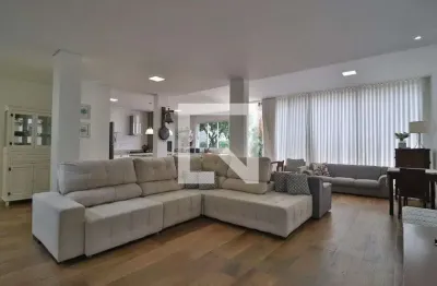 Casa com 4 quartos para alugar na Rua José Cunha Chaves, Gávea, Uberlândia