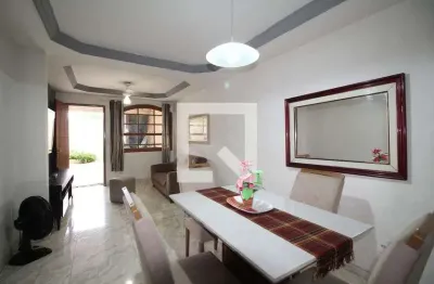 Casa com 2 quartos para alugar na Praça Soldado Mário Kosel Filho, Anil, Rio de Janeiro