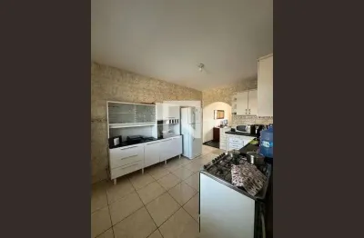 Casa com 3 quartos para alugar na Rua Sotero, Jacutinga, Mesquita