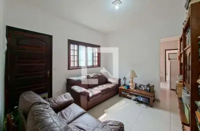 Casa com 2 quartos para alugar na Rua Itaóca, Tupi, Praia Grande