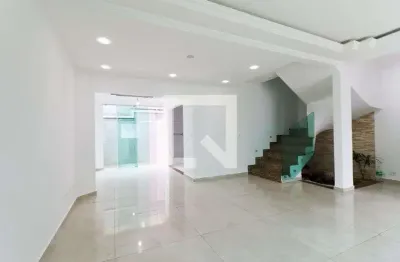 Casa com 3 quartos para alugar na Rua Salomão Elias Feder, Uberaba, Curitiba