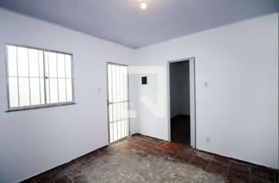Casa com 1 quarto para alugar na Rua Macapuri, Penha, Rio de Janeiro