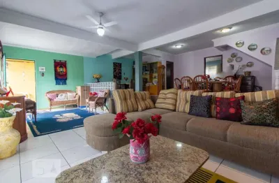 Casa com 4 quartos para alugar na Rua Luiz de Freitas, Uberaba, Curitiba