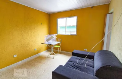 Casa com 2 quartos para alugar na Rua Luiz de Freitas, Uberaba, Curitiba