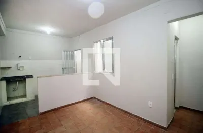 Casa com 1 quarto para alugar na Rua Tenente Matheus Levino dos Santos, Irajá, Rio de Janeiro