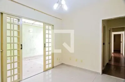 Casa com 2 quartos para alugar na Rua Januário dos Santos, Vila Miriam, São Paulo