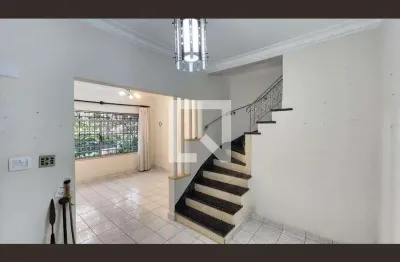 Casa com 3 quartos para alugar na Rua Bento de Abreu, Boqueirão, Santos