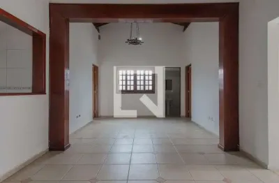 Casa com 2 quartos para alugar na Rua dos Bandeirantes, Vila Bocaina, Mauá