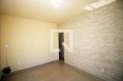 Casa com 2 quartos para alugar na Rua Hipócrates, Irajá, Rio de Janeiro