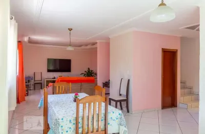 Casa com 3 quartos para alugar na Rua Saquarema, Centro, Diadema