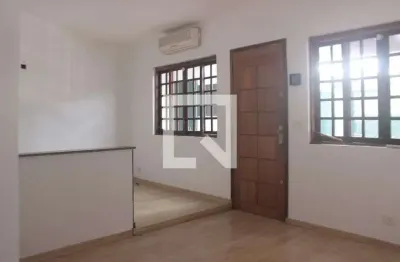 Casa com 2 quartos para alugar na Rua Santanésia, Butantã, São Paulo
