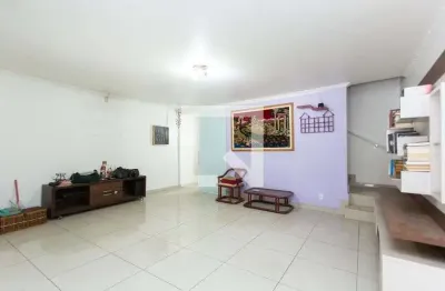 Casa com 3 quartos para alugar na Rua Júlio Vergueiro, Vila Curuçá, São Paulo