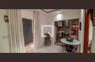 Casa com 3 quartos para alugar na Rua Yoltz Unger Matos, Helena Maria, Osasco