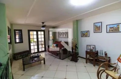 Casa com 3 quartos para alugar na Rua Santos Anjos, Serra Grande, Niterói