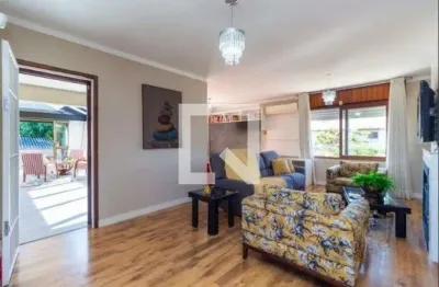 Casa com 3 quartos para alugar na Rua Criciúma, Guarujá, Porto Alegre