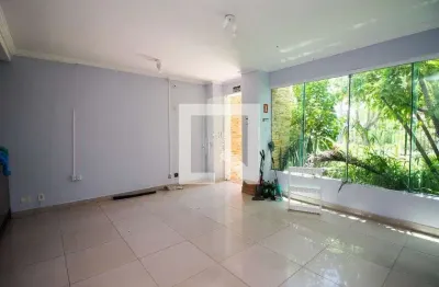 Casa com 3 quartos para alugar na Rua Heitor Kramer, Guarujá, Porto Alegre