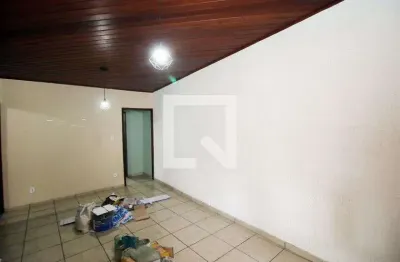 Casa com 2 quartos para alugar na Rua Guaianases, Penha, Rio de Janeiro