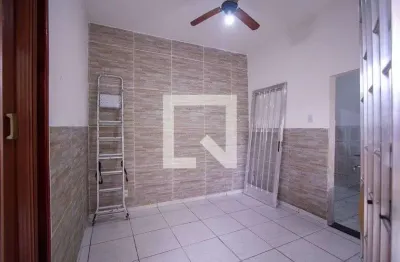 Casa com 1 quarto para alugar na Rua Paulo Leroux, Paraíso, São Gonçalo