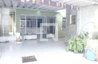 Casa com 2 quartos para alugar na Rua Geni Saraiva, Cerâmica, Nova Iguaçu