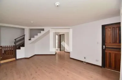Casa com 3 quartos para alugar na Rua Valdomiro Silveira, Boa Vista, Curitiba