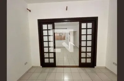 Casa com 3 quartos para alugar na Avenida Lyons, Centro, Cotia