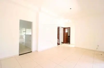 Casa com 3 quartos para alugar na Rua Angra dos Reis, Granada, Uberlândia