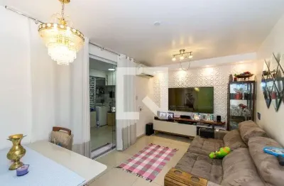 Casa com 2 quartos para alugar na Rua Iricume, Penha, Rio de Janeiro