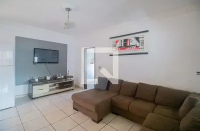 Casa com 3 quartos para alugar na Rua Cirilo Diniz, Betânia, Contagem