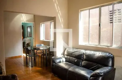 Casa com 3 quartos para alugar na Rua 56, Setor Central, Goiânia