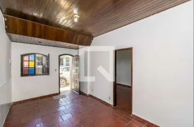 Casa com 2 quartos para alugar na Avenida Brás de Pina, Penha, Rio de Janeiro