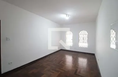 Casa com 3 quartos para alugar na Rua Vitório Trevillato, Vila Romano, São Paulo