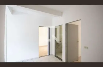 Casa com 2 quartos para alugar na Rua Pero Vidal, Vila Gustavo, São Paulo