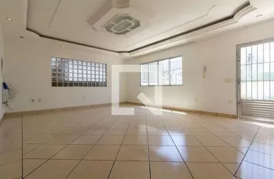 Casa com 3 quartos para alugar na Rua Neá, Vila Ré, São Paulo