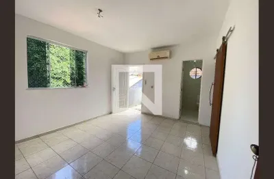 Casa com 2 quartos para alugar na Rua Gonçalo Coelho, Piedade, Rio de Janeiro