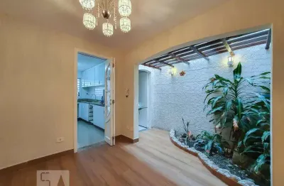 Casa com 3 quartos para alugar na Rua Dona Ana Neri, Cambuci, São Paulo