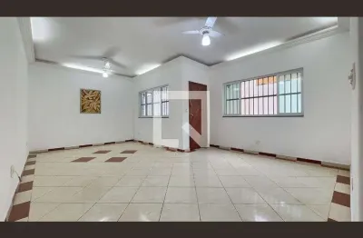 Casa com 3 quartos para alugar na Rua Dona Amélia Leuchtemberg, Ponta da Praia, Santos