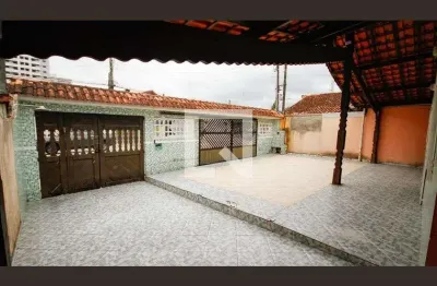 Casa com 3 quartos para alugar na Rua Maringá, Vilamar, Praia Grande