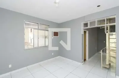 Casa com 2 quartos para alugar na Rua Gurupema, Penha, Rio de Janeiro