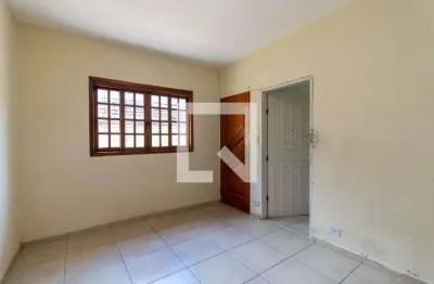 Casa com 2 quartos para alugar na Rua Sevilha, Água Fria, São Paulo