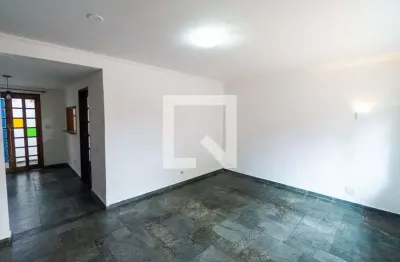 Casa com 2 quartos para alugar na Rua Monsenhor Antônio Pepe, Jabaquara, São Paulo