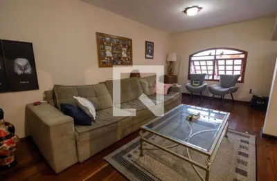 Casa com 3 quartos para alugar na Rua Jorge Secco, Areao, Taubaté