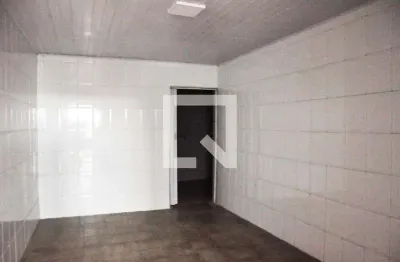 Casa com 2 quartos para alugar na Praça Vinte e Cinco de Novembro, Vila Zat, São Paulo