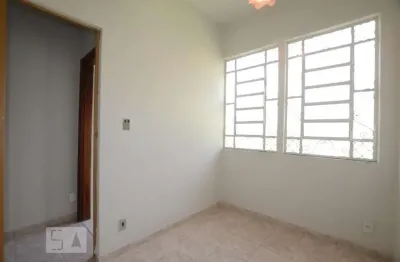 Casa com 2 quartos para alugar na Rua Marques de Oliveira, Ramos, Rio de Janeiro