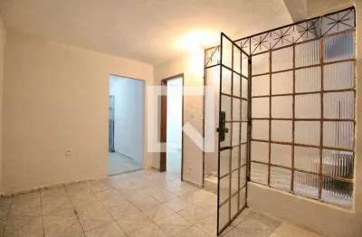 Casa com 2 quartos para alugar na Rua Professor Soeiro, Pau Miúdo, Salvador