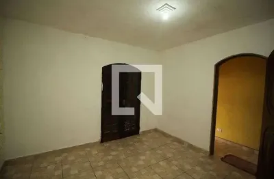 Casa com 2 quartos para alugar na Rua Martins Lustosa, São Rafael, São Paulo