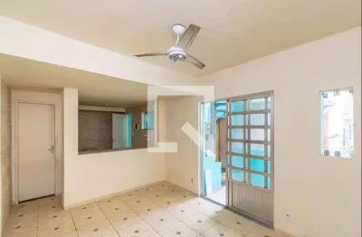 Casa com 2 quartos para alugar na Rua Doutor Nunes, Olaria, Rio de Janeiro